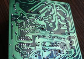 Plaqueta electr&oacute;nica con fuente de poder,  microcontroladores y componentes discretos.